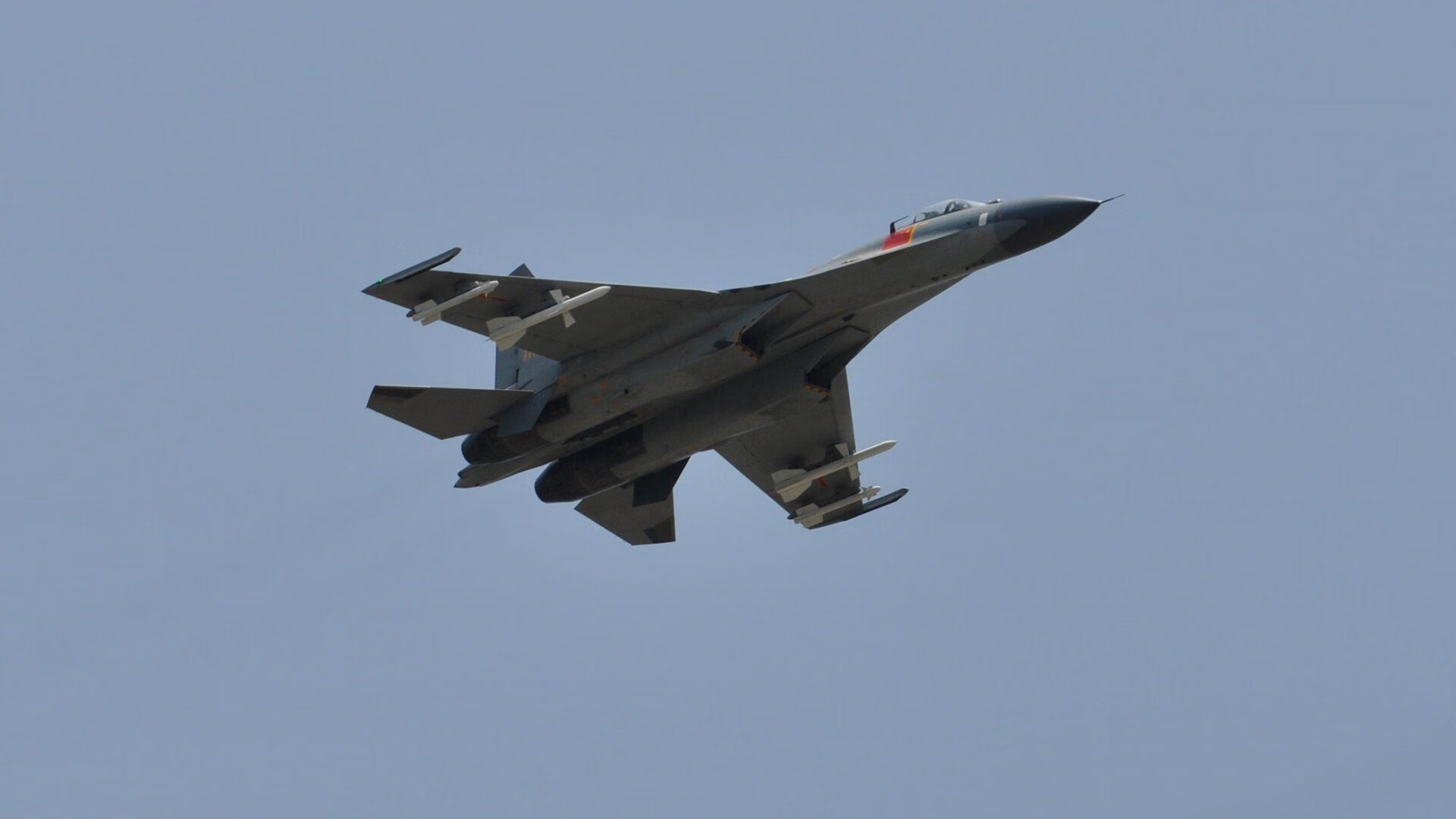 爱游戏官方-两种足球的暗战，老将底蕴与新生意志的隔空对话