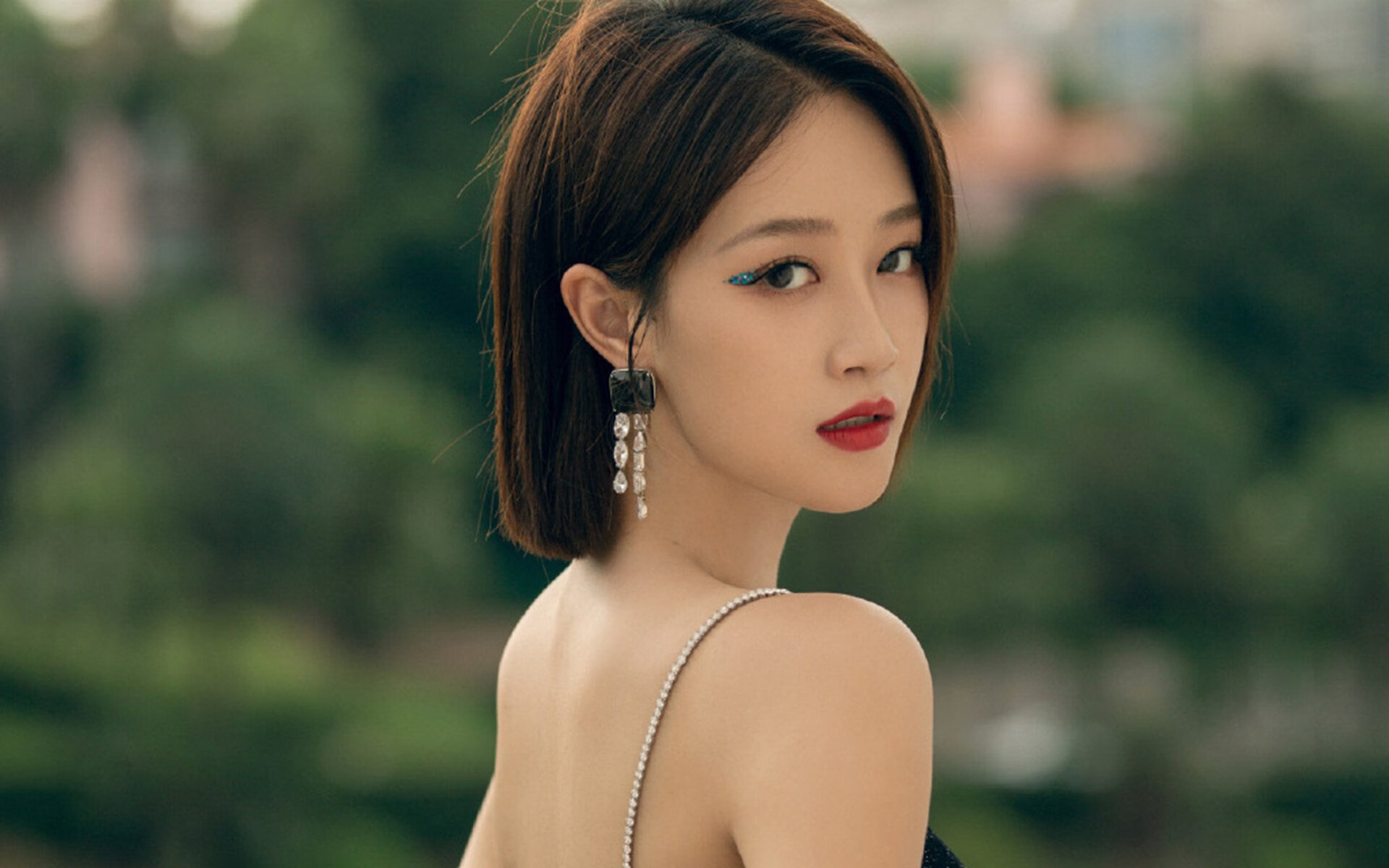 绿茵棋局,拜仁用整体性绞杀多特蒙德,帕尔默以隐形指挥统治攻防